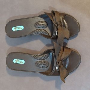 OKA b. Madison Slide Sandals Brown Mini Wedge With Bow Size S 5 - 6 NWOT